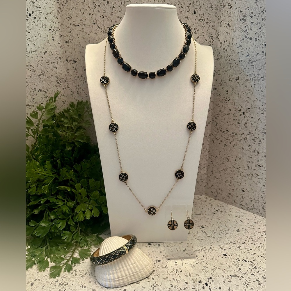 Black and gold tone jewelry set - Picture 2 of 13